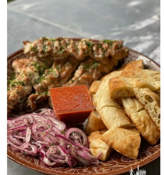 Барбекю кейтеринг: как устроить ароматный праздник на свежем воздухе