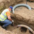 Как проложить канализационные трубы в земле — практическое руководство для хозяев и мастеров