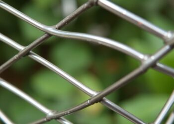 Металлическая сетка: незаметный герой строительства, быта и дизайна